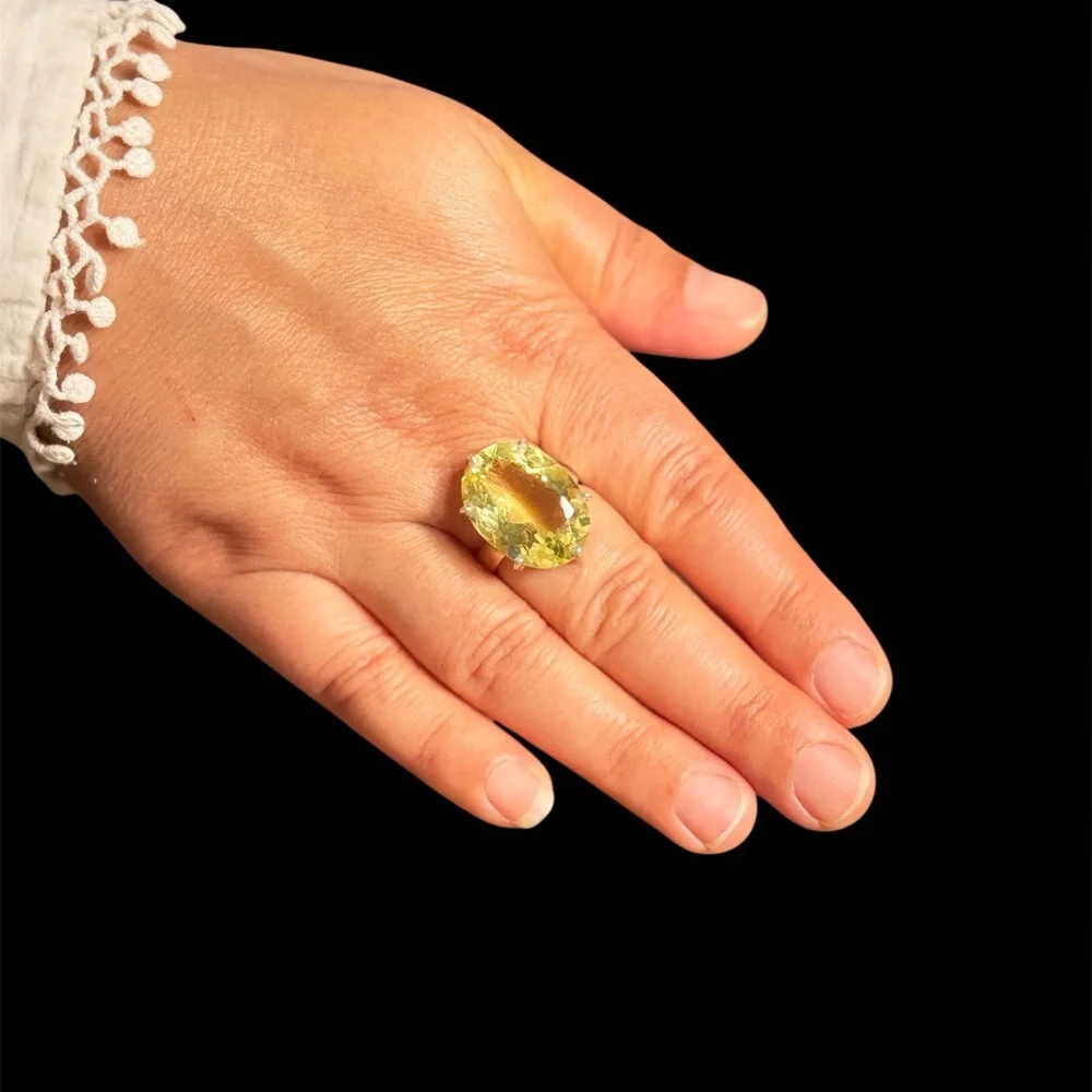 Elegant Gold Ring with Yellow Gemstone